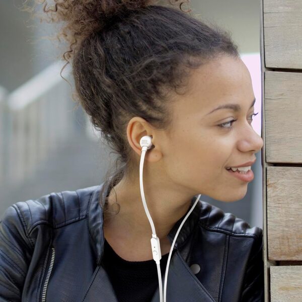 JBL Tune 110 – In-Ear Kopfhörer mit verwicklungsfreiem Flachbandkabel Schwarz - Image 3